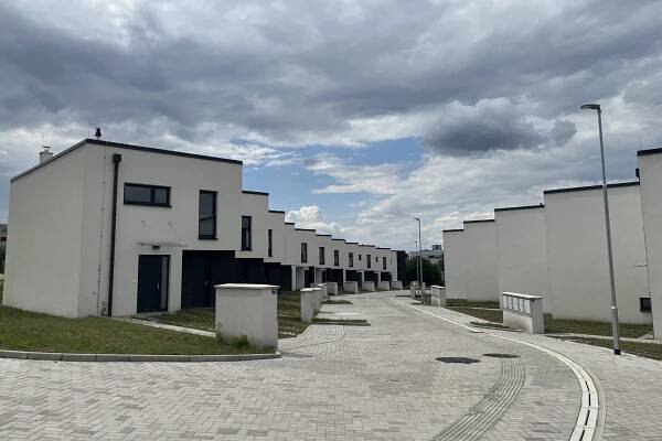 Fotka: Jedním z největších projektů financovaných společností Ronda Invest je výstavba 25 rodinných domů v pražských Štěrboholech. Úvěr na 230 milionů korun umožnil developerovi získat kolaudační rozhodnutí a zahájit prodej