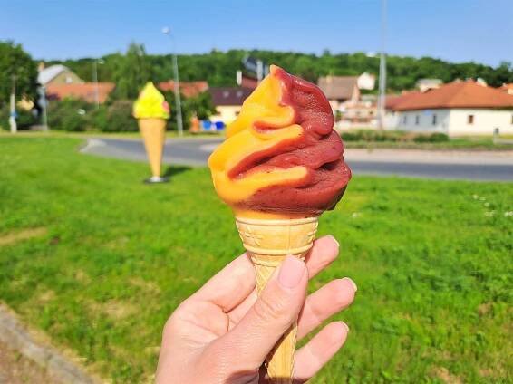 Na Karlově a na Kaňku frčí zmrzlinová klasika. Prim hraje jahodová a vanilková