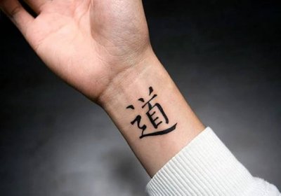 Ruční tetování pro dívky. Fotka