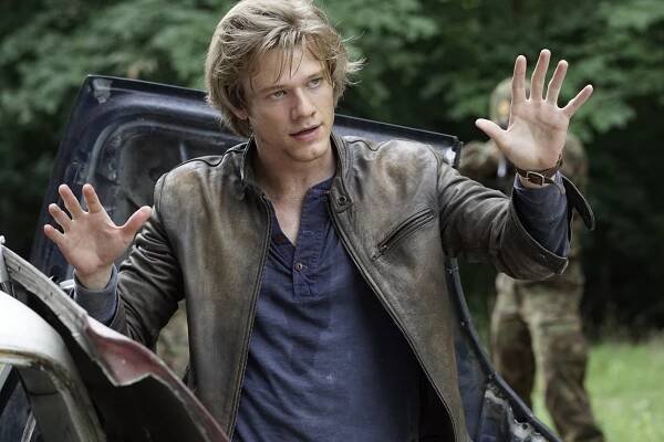 MacGyver - Metal Saw - Z filmu - Lucas Till