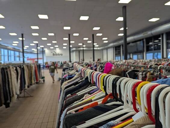 Second hand na Černé louce. Firma Marwil přivezla tisíce kusů použitého oblečení