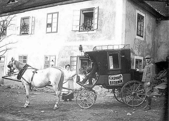 Ukázka doručování pošty nejen z okolí Tábora. Poštovní a telegrafní úřad zřízen v únoru roku 1903. První úřadovna byla v budově čp. 5. Později se přesunula do čp. 69. V nůši z Chýnova donášel psaní i balíky Alois Prošek, potom koníkem Antonín Krátký (sestra byla úřednicí), po něm 17 roků František Holub z čp. 87.