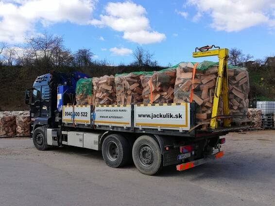 auto s hydraulickou rukou