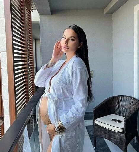 Těhotná slovenská influencerka vystavila bříško: Zuzana Plačková se předvedla zcela nahá