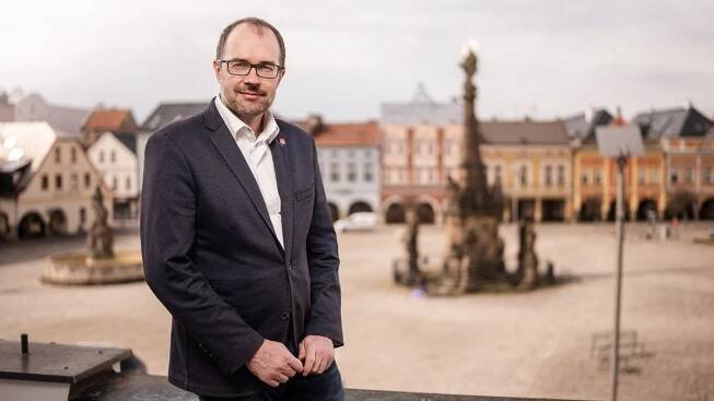 Muž napadl a zranil starostu Dvora Králové nad Labem