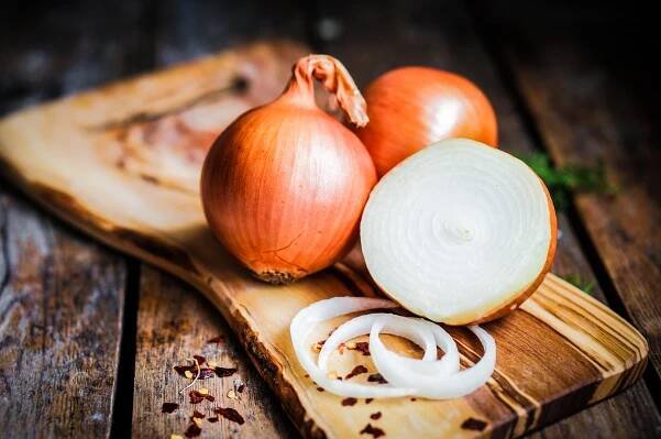 Tohle všechno zvládne obyčejná cibule! Budete překvapení, jaký poklad doma máte