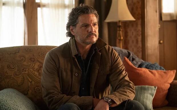 Fotka: Pedro Pascal v seriálu zestárnul, vrásky mu ale dělají hlavně jeho minulé činy