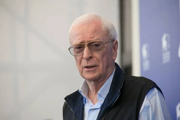 Do Karlových Varů už přiletěl herec Michael Caine, v pátek převezme cenu