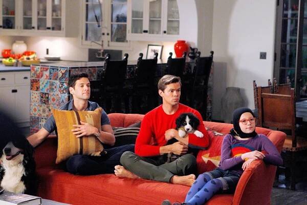 Úplně normální - Baby Clothes - Z filmu - Justin Bartha, Andrew Rannells, Bebe Wood