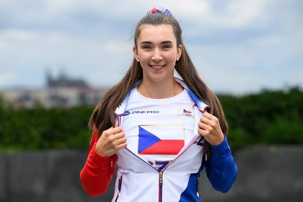 Česká vlajkonoška, lukostřelkyně Marie Horáčková, jde ve stopách maminky: I ta soutěžila na olympiádě, podlehla rakovině