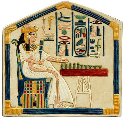 Nefertari hrající senet