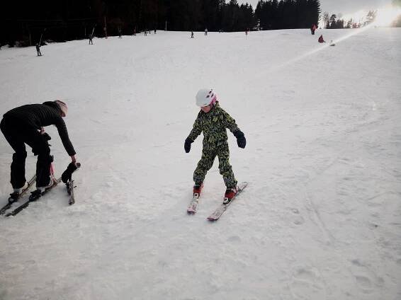 FOTO: Lyžaři na Jablonecku vyrazili do kopců, jezdí se i na malých sjezdovkách