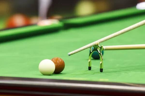 Snooker koule a odpočinku stick — Stock obrázek