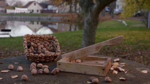 Vyrobte si praktický louskáček na ořechy spojený s krabičkou