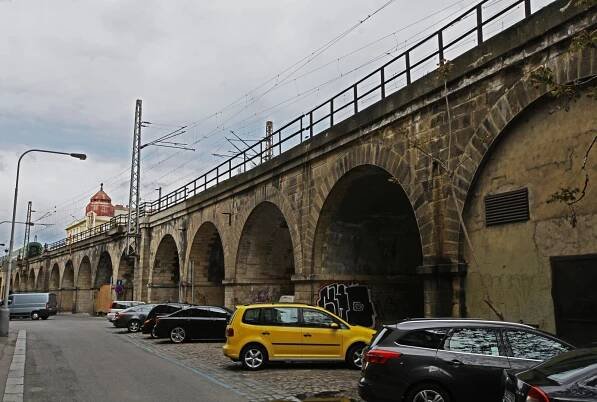 Hradlo na Negrelliho viaduktu zůstane prázdné. Opravit ho, ale SŽDC musí