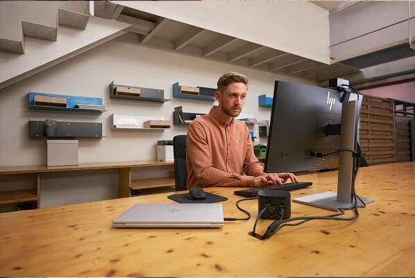Muž používá notebook HP venku