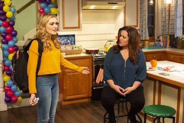 Americká manželka - Amerika hledá superstar - Z filmu - Meg Donnelly, Katy Mixon