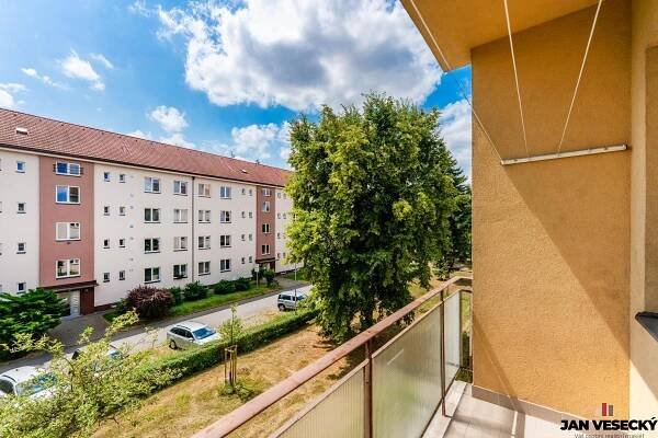 Pronájem obecního bytu 3+1 s balkonem a sklepem, 91 m2, ulice Něvská 586/18, Praha 9 - Čakovice