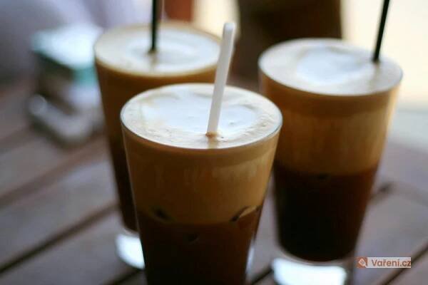 Domácí frappé jako z Řecka snadno a rychle: Recept na ledovou kávu s pěnou