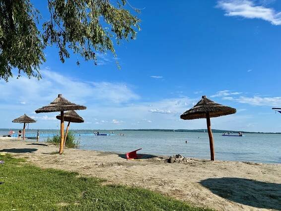 Balaton neboli Maďarské moře autem: Kudy jet, ceny paliv i dálnic a co se dá dělat na místě