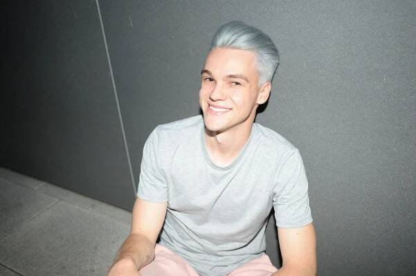 Idol dívčích srdcí je k nepoznání: Zapomeňte na sympatického bruneta, Mikolas Josef zešedivěl!