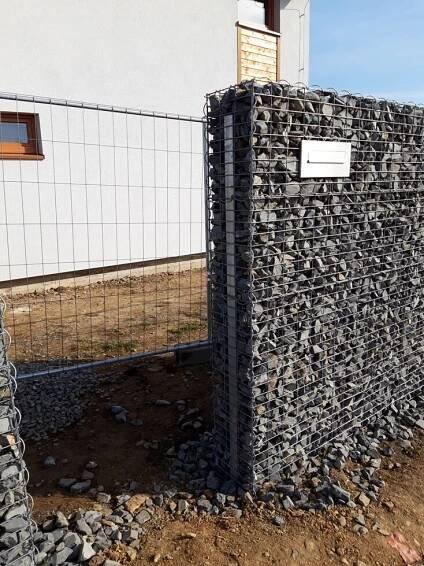 Gabionový plot v Řeži u Prahy – Gabiony na klíč