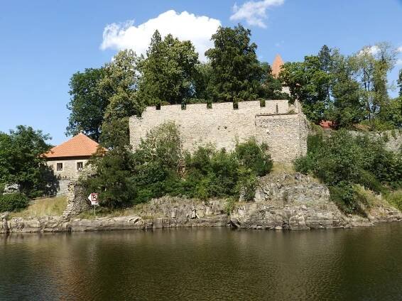 Krásné pohledy z vody na hrad Zvíkov