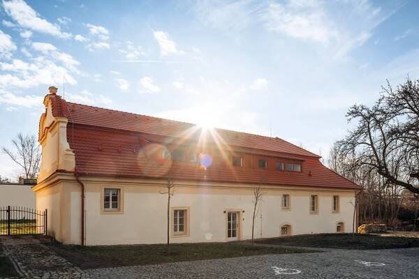 Zrekonstruovaný klášter v Mělníku, který slouží jako moderní domov pro seniory Senlife, nabízející ubytování a péči v klidném prostředí.