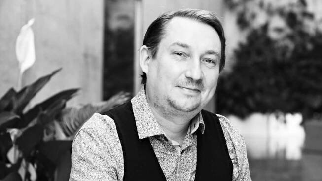 Je velká ostuda, že herci Národního divadla nemají ani průměrné platy, myslí si herec Robert Mikluš | Plus