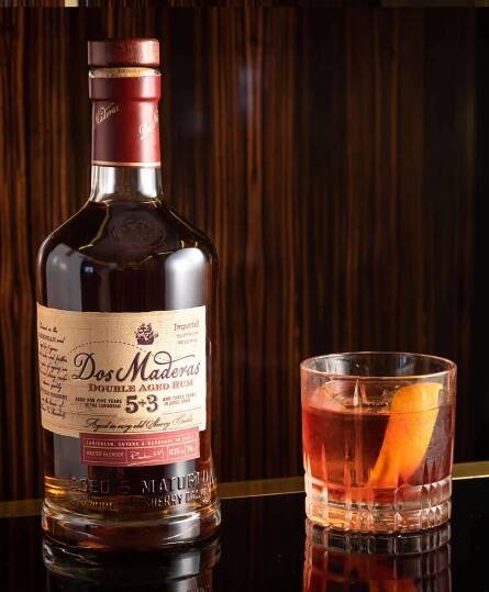 Dos-Maderas-Cocktail-East India Negroni- Snadné portfolio tmavých rumových koktejlů
