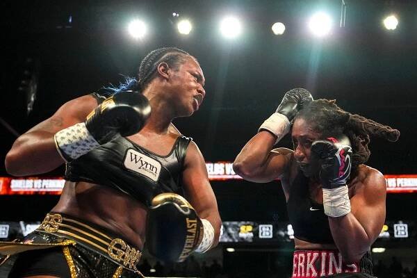 Claressa Shields becomes undisputed heavyweight champion by beating Danielle Perkins