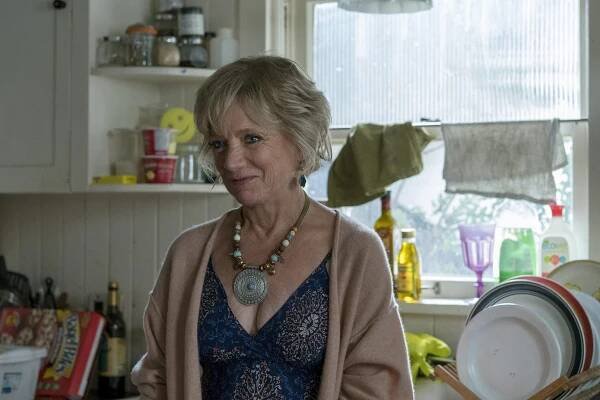 Shrill - Date - Z filmu - Julia Sweeney