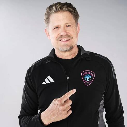 Peter Schmeichel backs ‘very talented’ Rasmus Hojlund to succeed at Man Utd
