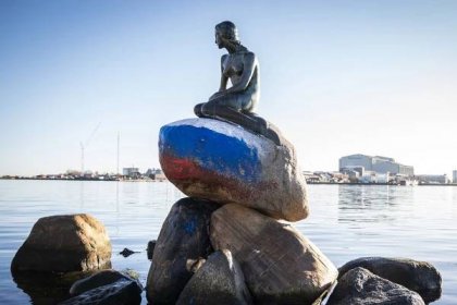 Kodaňská mořská víla byla pomalována ruskou vlajkou