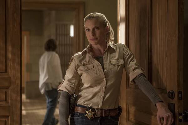 Drsný šerif - Mlha, která se nezvedá - Z filmu - Katee Sackhoff