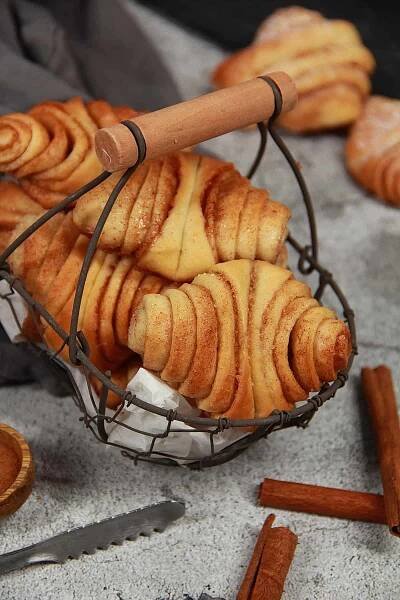 Mini-Franzbrötchen in einem schwarzen Drahtkörbchen
