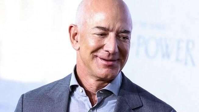 Za lidstvo i za klima. Jeff Bezos chce rozdat většinu svého jmění, Amazon mezitím propustí tisíce zaměstnanců