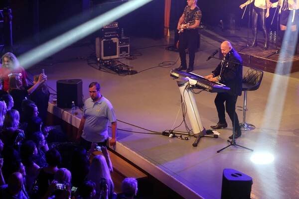 VIDEO: Jako v devadesátkách. Hitmaker Michal David roztančil vsetínský kulturák