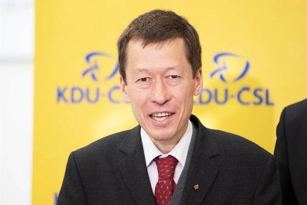 Lipavský dres převlékat nebude, pouze ho sundá. Jaký bude nestranný ministr zahraničí? - Expres.cz