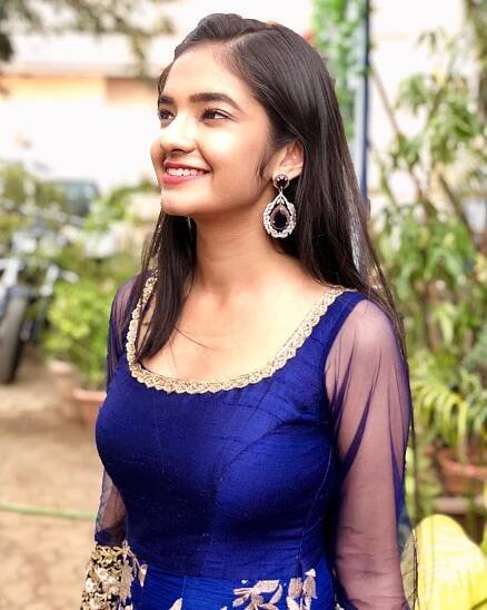 "Anushka Sen Elegantly Flaunting Her Jeweled Earring" Wallpaper