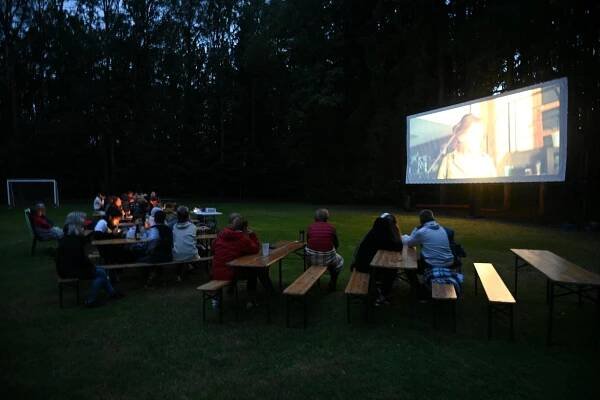 Letní kino Lány - Nikdy neříkej nikdy - Obec Lány