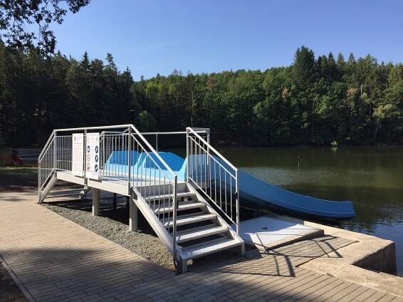 FOTO: Přírodní koupaliště uprostřed lesů v Hrotovicích má... | Vysočina