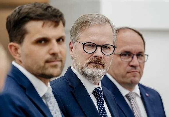 Ministr životního prostředí Petr Hladík (KDU-ČSL), premiér Petr Fiala (ODS) a Marek Výborný (KDU-ČSL)