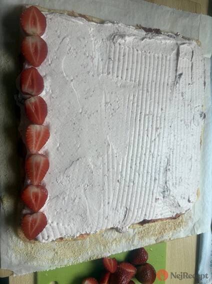 Jahodová roláda s mascarpone krémem | NejRecept.cz