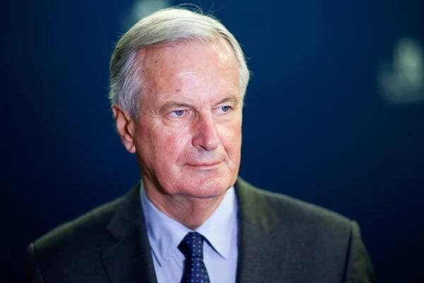 Macron jmenoval nového premiéra Francie. Bude jím bývalý ministr zahraničí Barnier