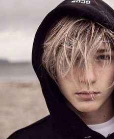 Hvězda „českého Justina Biebera“ stoupá. Tom Sean v singlu zpívá o nesmyslné nenávisti – rasové, vzhledové i homofobní