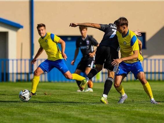 5. kolo FORTUNA divize A: SK SENCO Doubravka (na snímku fotbalisté ve žlutých dresech) - Spartak Soběslav 3:1.
