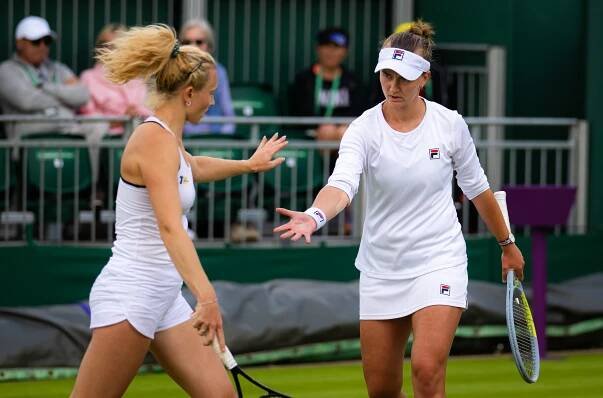 Deblistky Krejčíková se Siniakovou zvládly obrat a postoupily ve Wimbledonu do semifinále