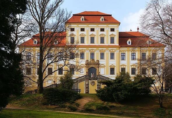 Zámek Červený Hrádek - otevírací doba, akce, ubytování, prohlídky, vstupné, foto, počasí