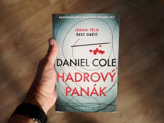 Daniel Cole Hadrový panák obal knihy